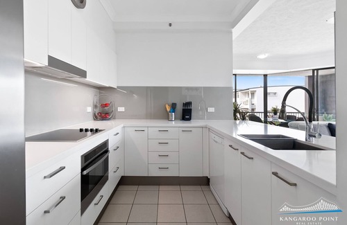 Kangaroo Point Apartment | Executive Three Bedroom Unit overlooking Resort Style Pool and Parking