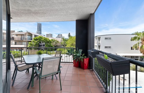 Kangaroo Point Apartment | Executive Three Bedroom Unit overlooking Resort Style Pool and Parking