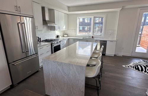 Burlington House | Executive Townhouse Burlington, this stylish place conveniently located to shops