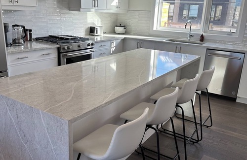 Burlington House | Executive Townhouse Burlington, this stylish place conveniently located to shops