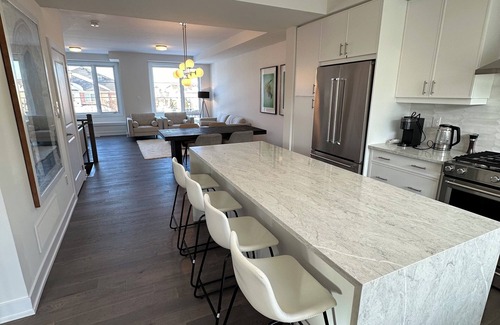 Burlington House | Executive Townhouse Burlington, this stylish place conveniently located to shops