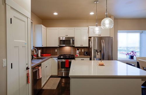 Cedar Hills House | Executive Vacation Home Across Nike HQ/VillaSports Gym/Spa, Business or Family