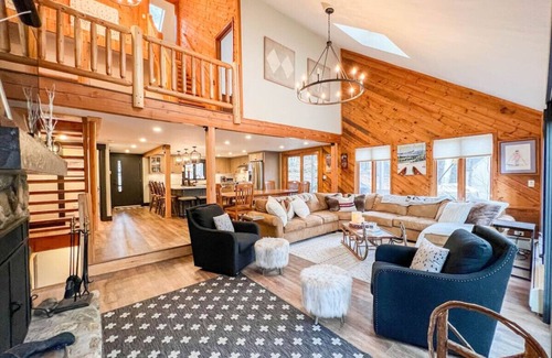 North Conway House | Expansive 3800 ft.² Home | Private Gym & Hot Tub!