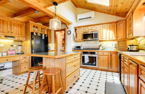 Wilmington House | Expansive Grand Estate 10 Mi to Mt Snow!