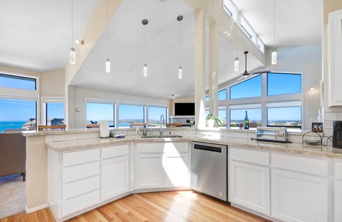 Bodega Bay House | Expansive ocean views along with privacy for this 2400 sf 3 bedroom 3 bath home
