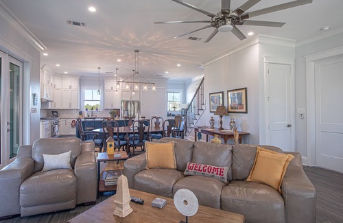 Pass Christian House | EXPANSIVE PORCH-Gulf Breezes-Beach Views & Gorgeous Oak tree