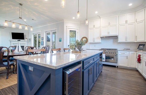 Pass Christian House | EXPANSIVE PORCH-Gulf Breezes-Beach Views & Gorgeous Oak tree