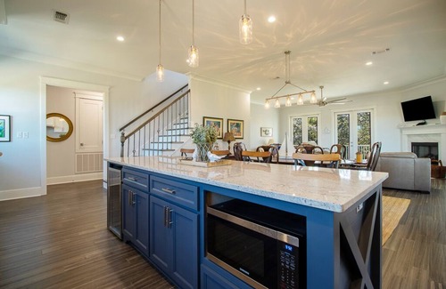 Pass Christian House | EXPANSIVE PORCH-Gulf Breezes-Beach Views & Gorgeous Oak tree