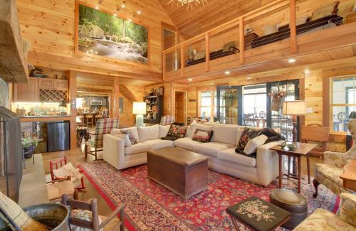 Roseland Villa | Expansive Possum Trot Lodge on 10 and Acres!