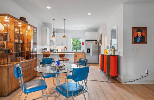 Donelson House | Experience 3 bedroom vibrant mid-century style and rock-n-roll spirit blend.