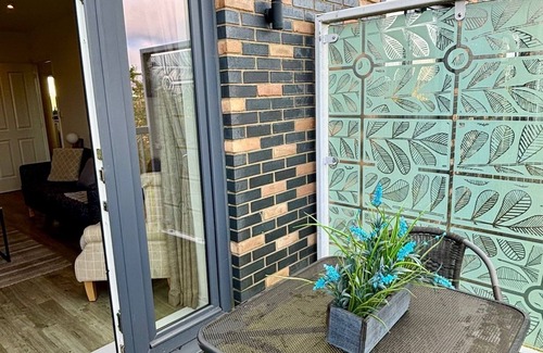 Milton Keynes Apartment | Experience comfort and convenience in this ideal short-term rental!