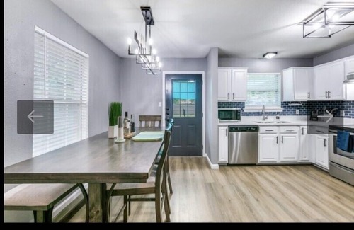 Dallas House | Experience comfort near Dallas Market Center