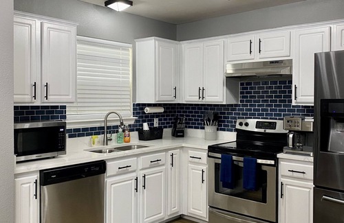 Dallas House | Experience comfort near Dallas Market Center