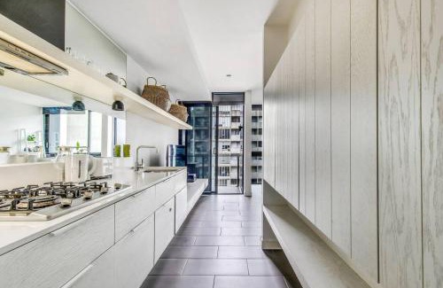 Southbank Apartment | Experience Elegance at a Resort-style Urban Oasis