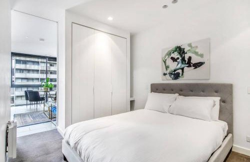 Southbank Apartment | Experience Elegance at a Resort-style Urban Oasis