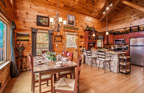 Gatlinburg - Pigeon Forge Cabin | Experience EPIC VIEWS in an Idyllic Location! Be our guest to Luxury & Comfort