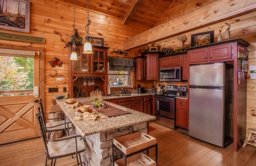 Gatlinburg - Pigeon Forge Cabin | Experience EPIC VIEWS in an Idyllic Location! Be our guest to Luxury & Comfort
