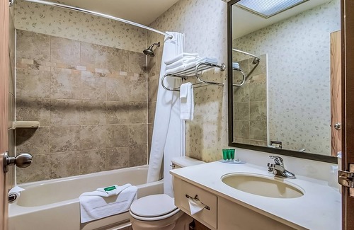 Poulsbo Resort | Experience GuestHouse Poulsbo! Free Parking, Pets Allowed