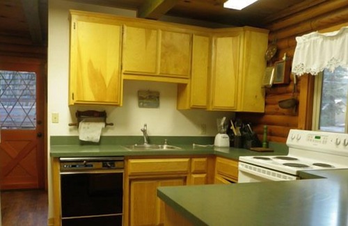 Lake Almanor Country Club House | Experience Lake Almanor living with this adorable 3 bedroom log cabin.