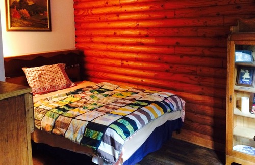 Lake Almanor Country Club House | Experience Lake Almanor living with this adorable 3 bedroom log cabin.