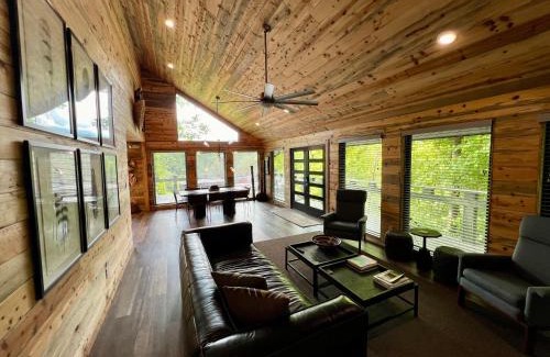 Gatlinburg House | Experience luxury at Smoky Mountain Hideaway, just 5 miles from downtown Gatlinburg