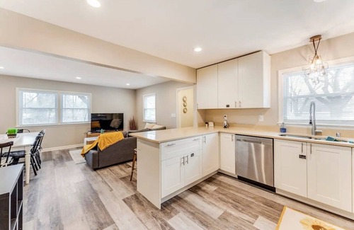 Minneapolis House | Experience Minneapolis; entire house, close to Downtown Uptown and UofM