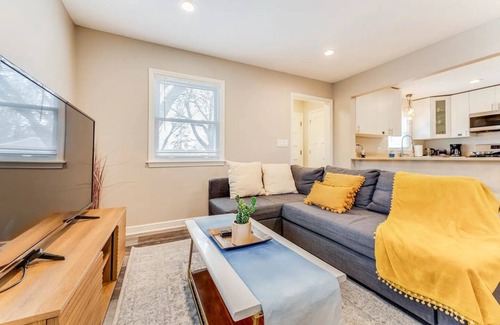 Minneapolis House | Experience Minneapolis; entire house, close to Downtown Uptown and UofM