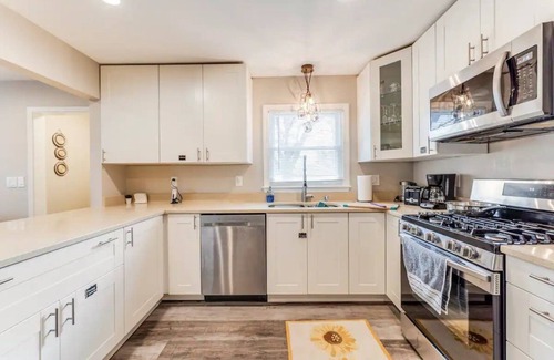 Minneapolis House | Experience Minneapolis; entire house, close to Downtown Uptown and UofM