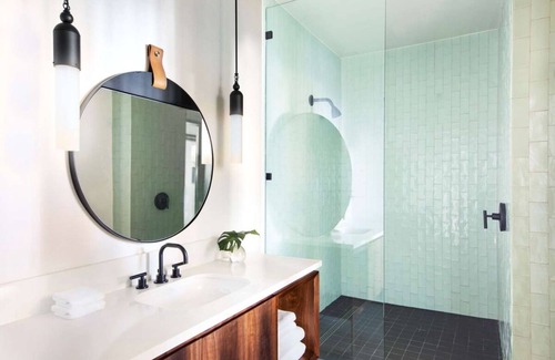 Downtown Seattle Hotel | Experience Modern Seattle Luxury! Onsite Restaurant, Bike Rental Onsite