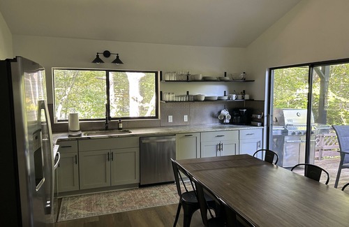 Newland Cabin | Experience mountain bliss, just a quick 22-min drive from Sugar Mountain