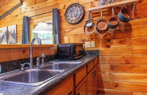 Bryson City Cabin | Experience mountain serenity at Edgeview Chalet