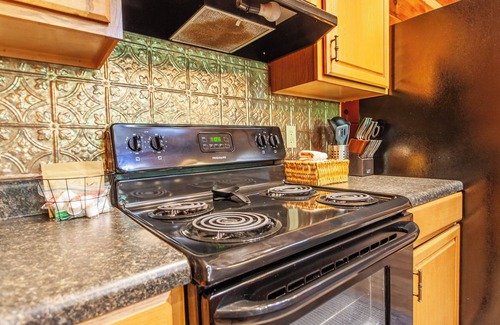Bryson City Cabin | Experience mountain serenity at Edgeview Chalet