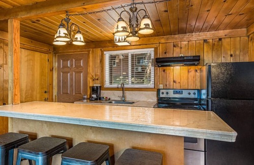 Bass Lake Hotel | Experience Nature at Charming Pet Friendly Chalet Near Yosemite & Bass Lake