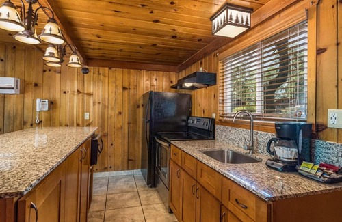 Bass Lake Hotel | Experience Nature at Charming Pet Friendly Chalet Near Yosemite & Bass Lake