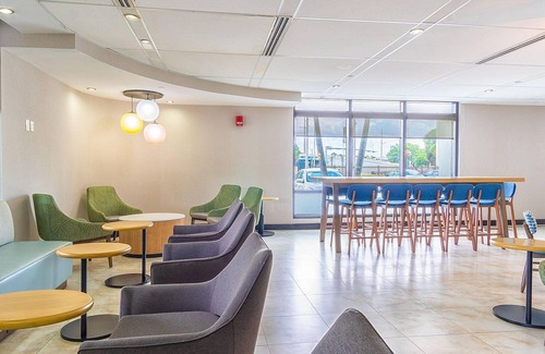 Miami Springs Hotel | Experience Soothing Moments & Luxury! 2 Comfortable Units, Onsite Pool