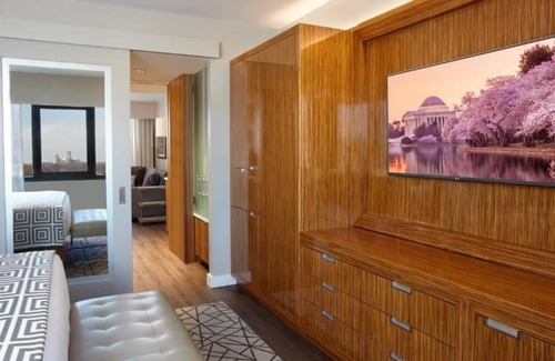 West End House | Experience Soothing Moments & Luxury! Parking, Onsite Pool