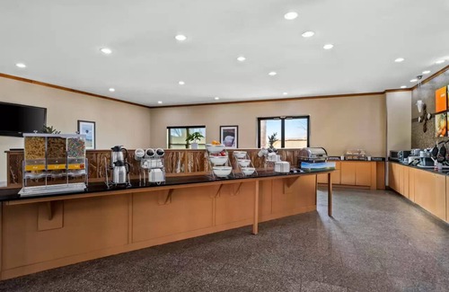 Roswell House | Experience The Best of Roswell - Spacious 2-Rooms w/Indoor Pool Near UFO Museum