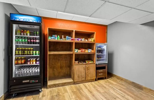 Roswell House | Experience The Best of Roswell - Spacious 2-Rooms w/Indoor Pool Near UFO Museum