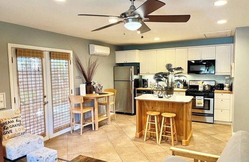 Lake Balboa House | Experience the California life at The Cottage of Lake Balboa!