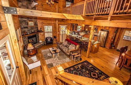 Almond Cabin | Experience the serene beauty of Bryson City in 'The Scratching Post'