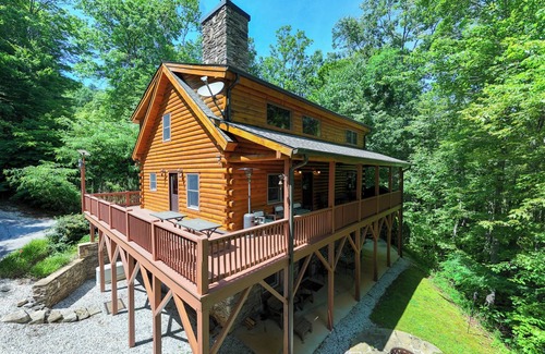 Almond Cabin | Experience the serene beauty of Bryson City in 'The Scratching Post'