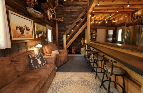 Campton Cabin | Experience the serene beauty of Campton, KY in the cozy 2-bedroom, 1-bathroom Wolf Pen cabin