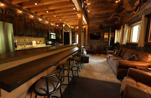 Campton Cabin | Experience the serene beauty of Campton, KY in the cozy 2-bedroom, 1-bathroom Wolf Pen cabin