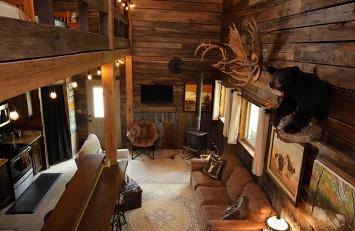 Campton Cabin | Experience the serene beauty of Campton, KY in the cozy 2-bedroom, 1-bathroom Wolf Pen cabin