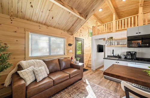 Bull Creek Cabin | Experience the timeless charm of the Pinecrest Cabin, a delightful twist on the classic cabin style. Step inside and be greeted by the warm and rustic log cabin ambiance that will transport you to the heart of Branson, MO.