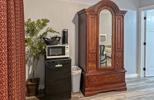 Sylva Apartment | Experience upscale comfort with central AC, coffee maker in Dillsboro