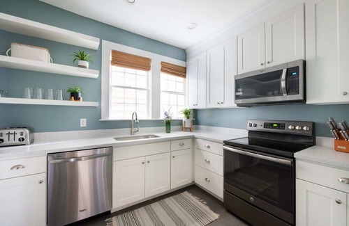 Cannonborough Elliotborough House | Explore Downtown King St - 12 Bedrooms/7.5 Baths!
