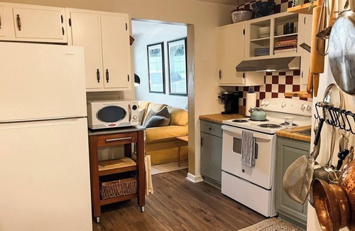 Dallas House | Explore DT: Cozy Niche, Ideal for Extended Stays