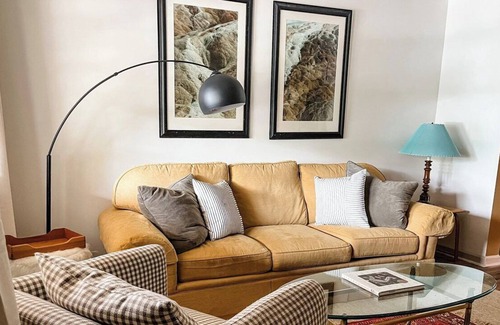 Dallas House | Explore DT: Cozy Niche, Ideal for Extended Stays