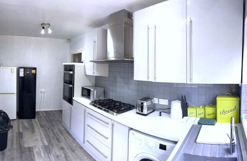 Manchester House | Explore Manchester from Our Spacious 3-Bedroom House